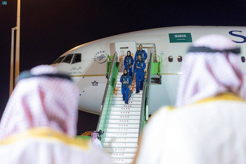 وصول رواد الفضاء السعوديين إلى أرض الوطن