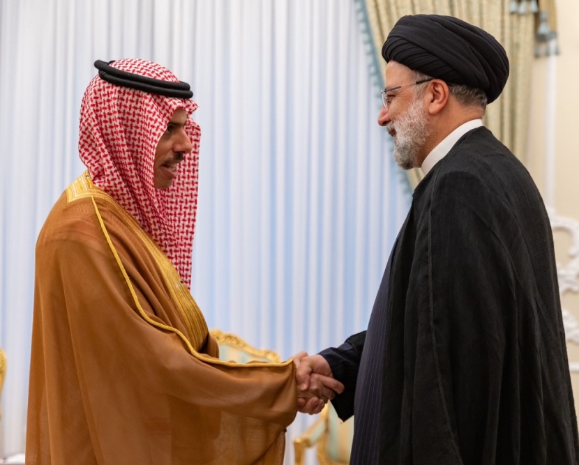 السعودية وإيران يستعرضان سبل تعزيز العلاقات وتطويرها 