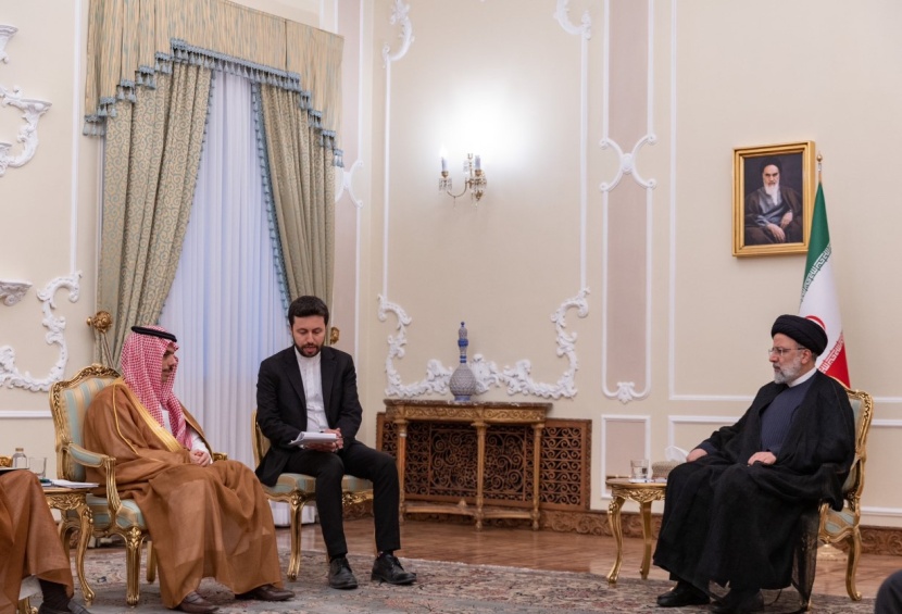 السعودية وإيران يستعرضان سبل تعزيز العلاقات وتطويرها 