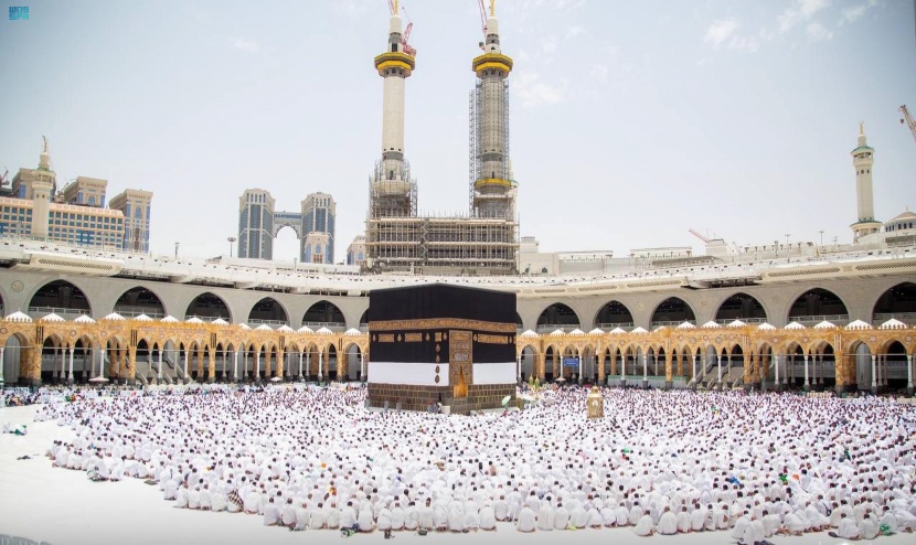 ضيوف خادم الحرمين يؤدون العمرة بعد اكتمال وصولهم إلى مكة