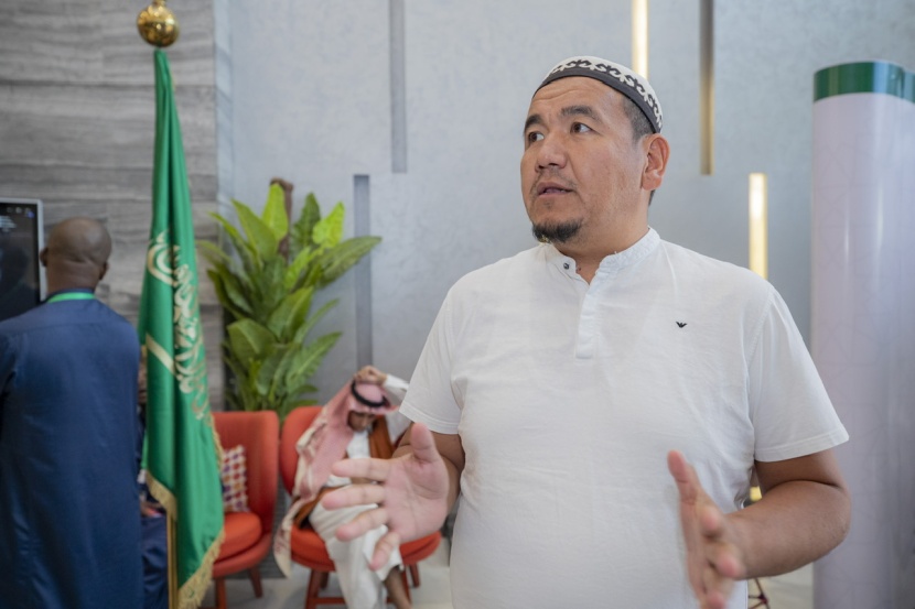 "حبيب الله الكازاخستاني" يستثمر برنامج خادم الحرمين الشريفين للحج في تعزيز لغة القرآن