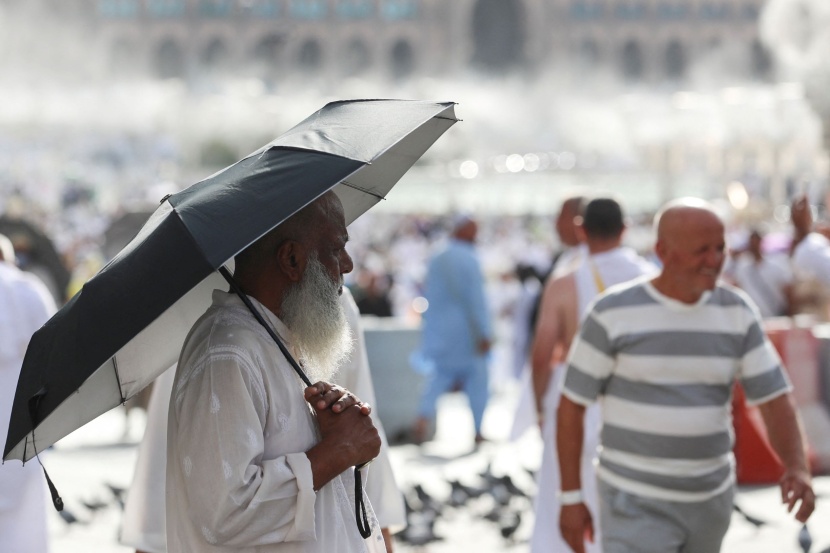 مكة المكرمة تفيض بالحجاج مع بدء موسم الحج الأحد
