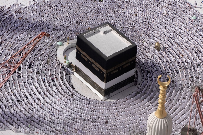 مكة المكرمة تفيض بالحجاج مع بدء موسم الحج الأحد