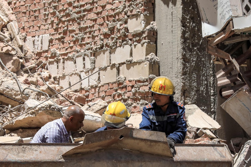 مصر : انهيار مبنى من 13 طابقا في الإسكندرية .. وعددا من السكان تحت الأنقاض