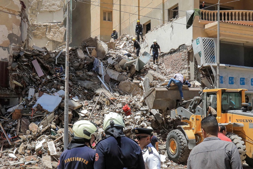 مصر : انهيار مبنى من 13 طابقا في الإسكندرية .. وعددا من السكان تحت الأنقاض