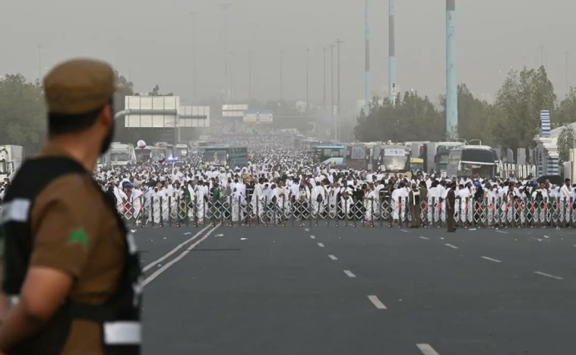 نفرة مزدلفة.. الحجاج يسلكون أطول طريق مشاة في العالم
