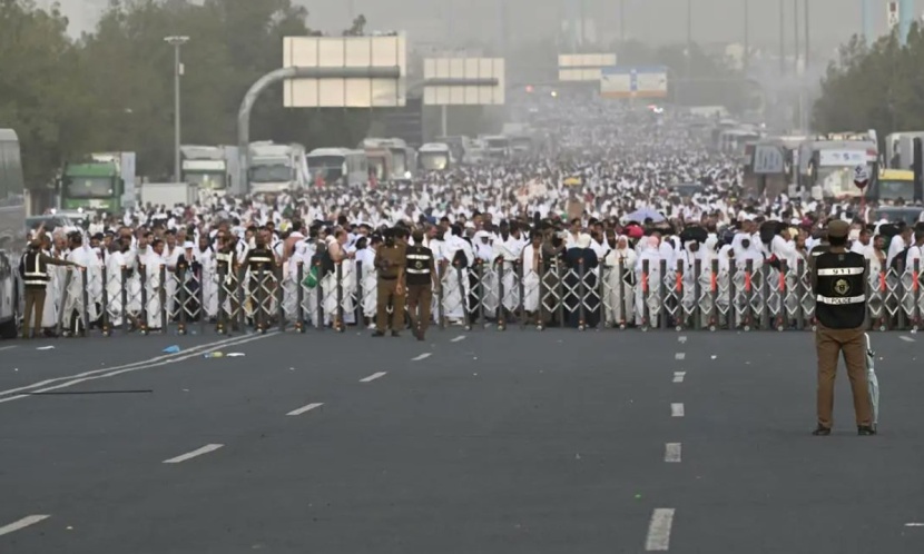 نفرة مزدلفة.. الحجاج يسلكون أطول طريق مشاة في العالم