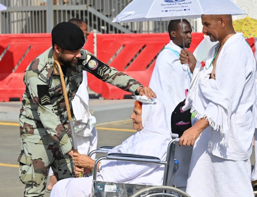 نيابة عن الملك .. ولي العهد يشرف على راحة الحجيج في منى