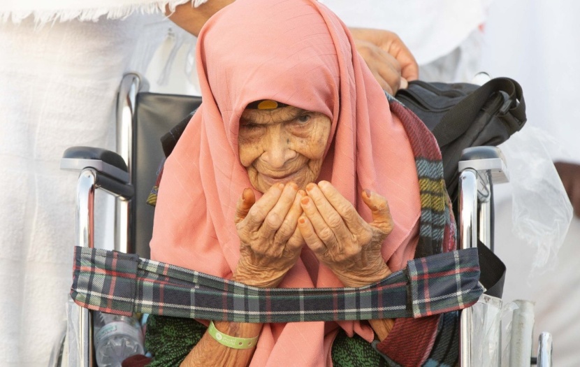 نيابة عن الملك .. ولي العهد يشرف على راحة الحجيج في منى