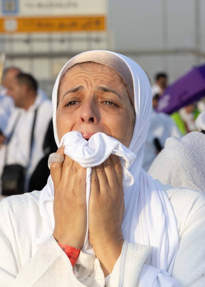 ضيوف الرحمن إلى منى لرمي جمرة العقبة ونحر الهدي