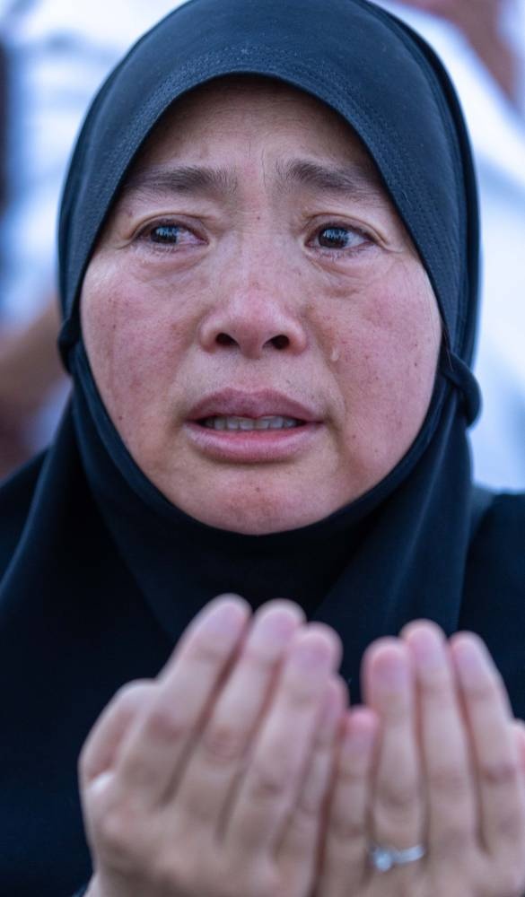ضيوف الرحمن إلى منى لرمي جمرة العقبة ونحر الهدي