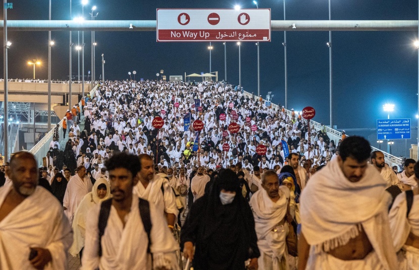 الحجاج يرمون جمرة العقبة الكبرى في يوم النحر