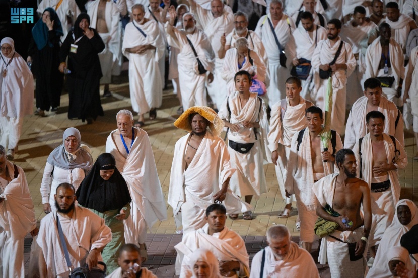 الحجاج يرمون جمرة العقبة الكبرى في يوم النحر