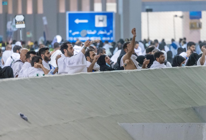 الحجاج يرمون جمرة العقبة الكبرى في يوم النحر