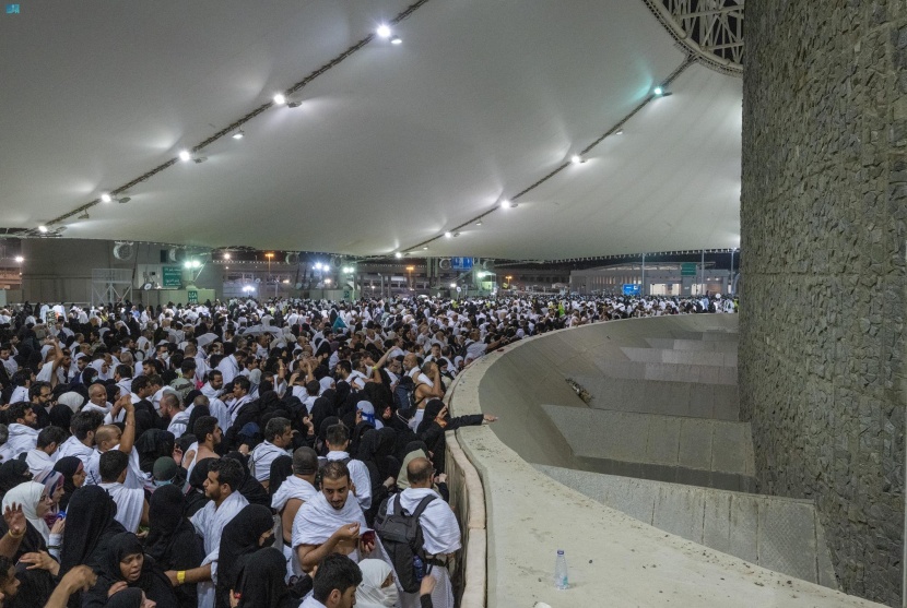 الحجاج يرمون جمرة العقبة الكبرى في يوم النحر