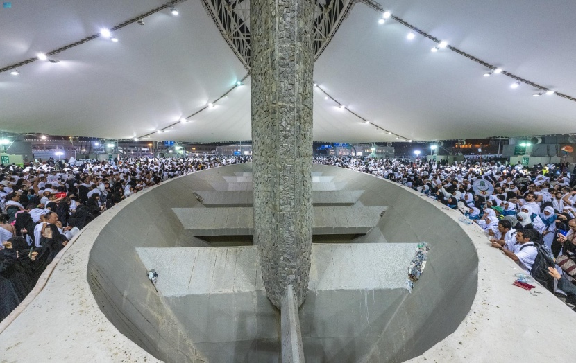 الحجاج يرمون جمرة العقبة الكبرى في يوم النحر