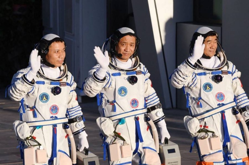 عودة 3 رواد صينيين إلى الأرض بعد 6 أشهر في الفضاء