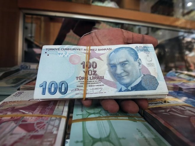 الليرة التركية تهبط إلى 21 مقابل الدولار 