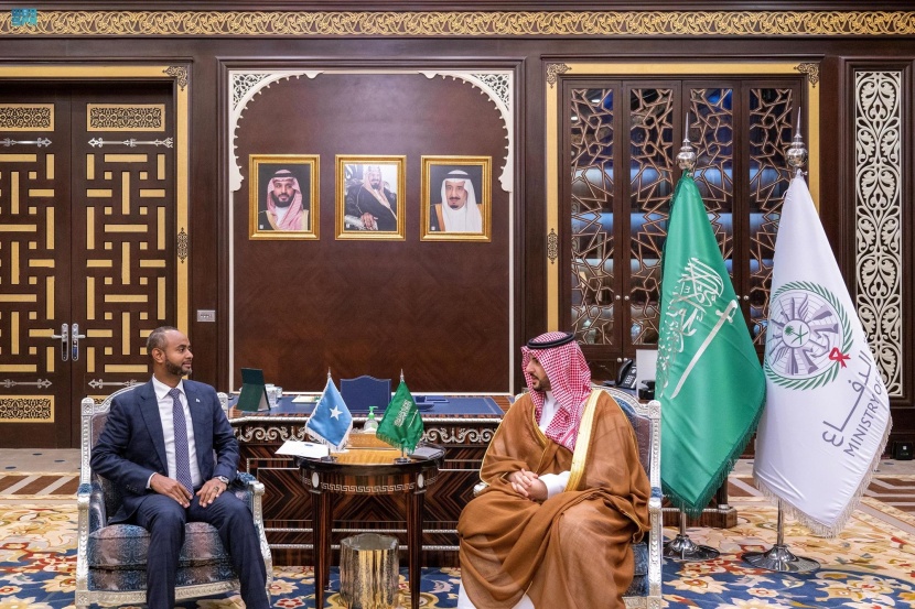 وزير الدفاع يلتقي نظيره الصومالي