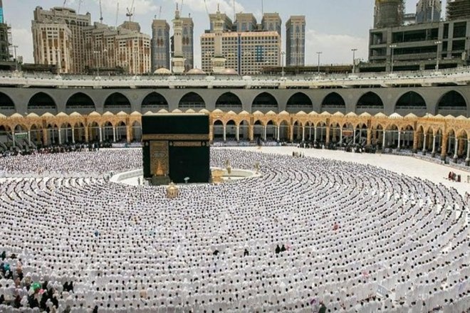  إمام الحرم يحذر من استهداف الدين والوطن عبر مواقع التواصل الاجتماعي 