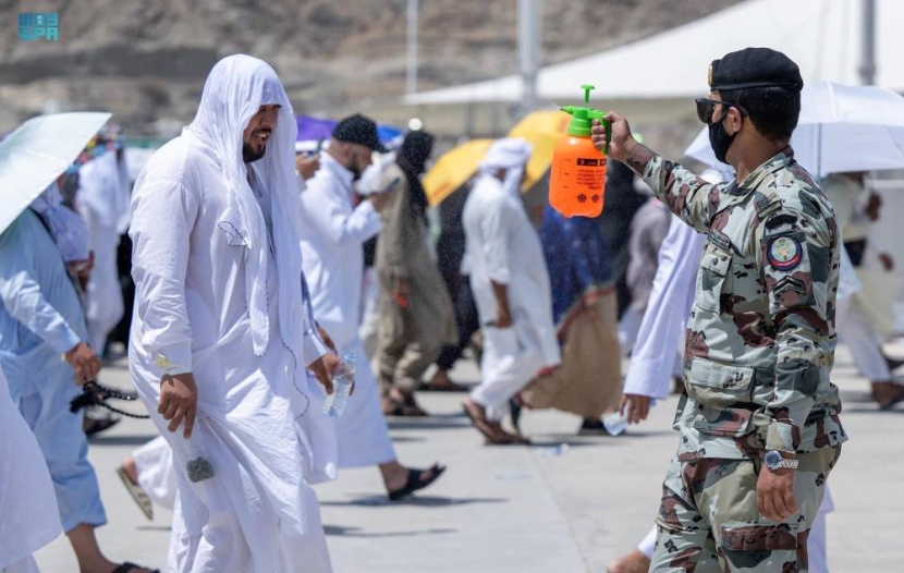 107 آلاف طائف في الساعة يؤدون طواف الوداع داخل الرواق السعودي