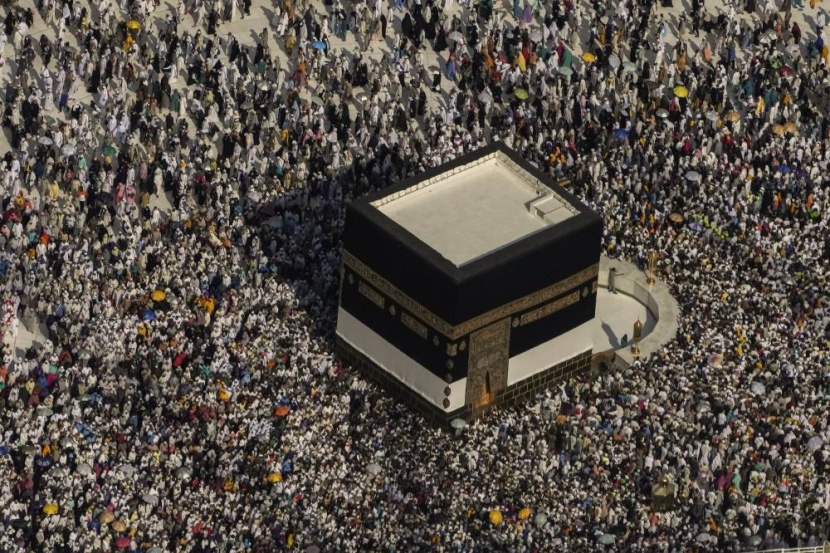 107 آلاف طائف في الساعة يؤدون طواف الوداع داخل الرواق السعودي