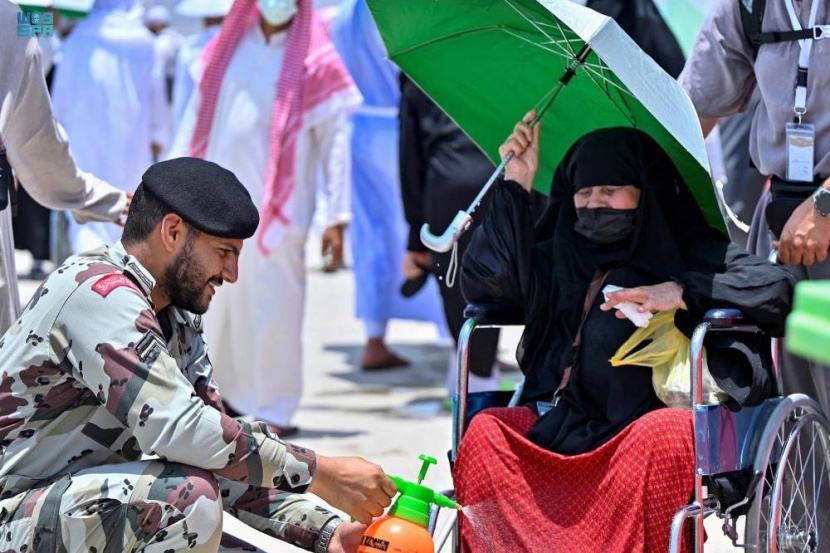 107 آلاف طائف في الساعة يؤدون طواف الوداع داخل الرواق السعودي