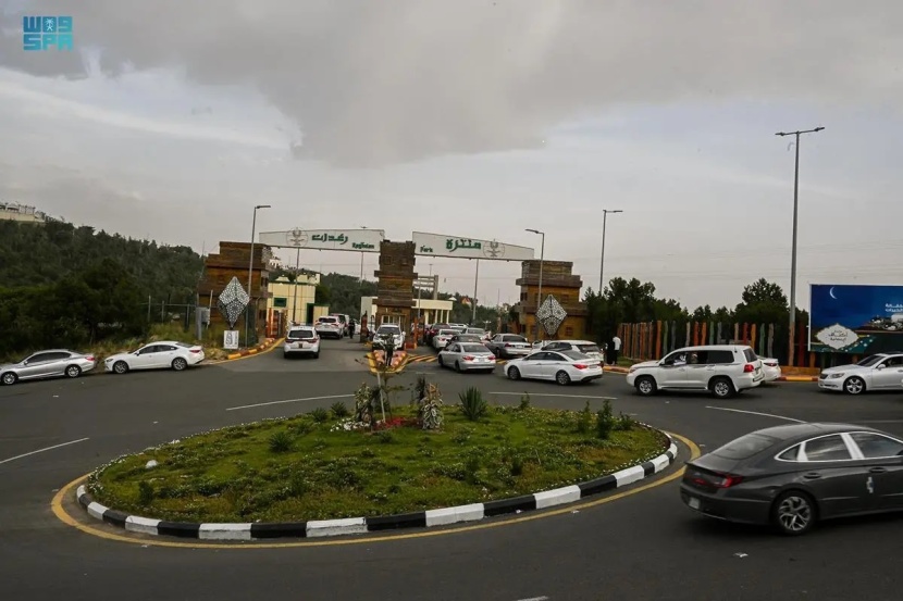 نسمات الهواء الباردة في الباحة تجذب الأهالي والسياح