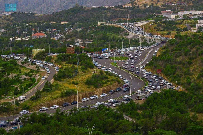 نسمات الهواء الباردة في الباحة تجذب الأهالي والسياح