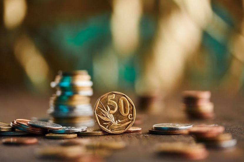 العملات الإفريقية أمام هجمة الدولار .. خيارات صعبة بين التضخم والانتعاش الهش