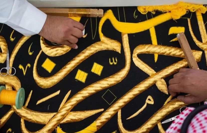 9900 خيط من الحرير في المتر .. وعشر مراحل لصناعة ثوب الكعبة المشرفة وتغييره غرة محرم