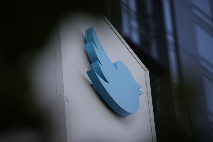 "تويتر" تفقد نصف عائداتها الإعلانية