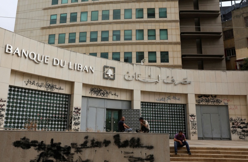 قاض لبناني يأمر بالحجز الاحتياطي على ممتلكات حاكم المصرف المركزي