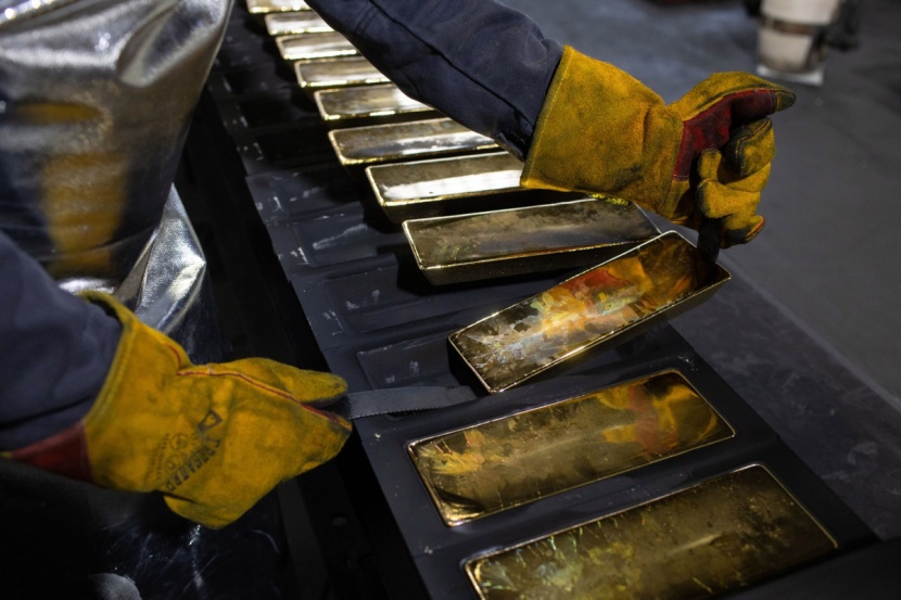 الذهب يرتفع والمستثمرون يترقبون بيانات مبيعات التجزئة الأمريكية 