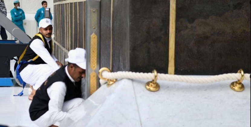 بدء أعمال تغيير كسوة الكعبة المشرفة