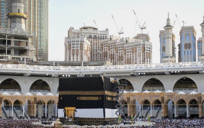 بدء أعمال تغيير كسوة الكعبة المشرفة