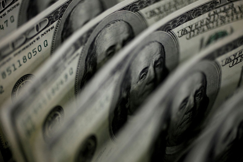 الدولار يرتفع من أدنى مستوى في 15 شهرا بفعل مبيعات التجزئة القوية