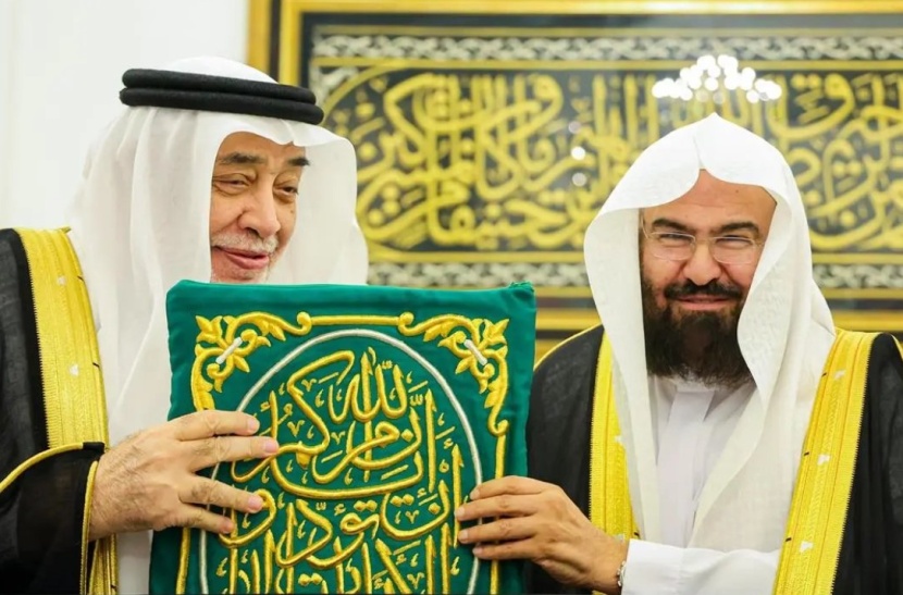الرئيس العام لشؤون الحرمين يسلم كسوة الكعبة المشرفة لكبير سدنة بيت الله الحرام
