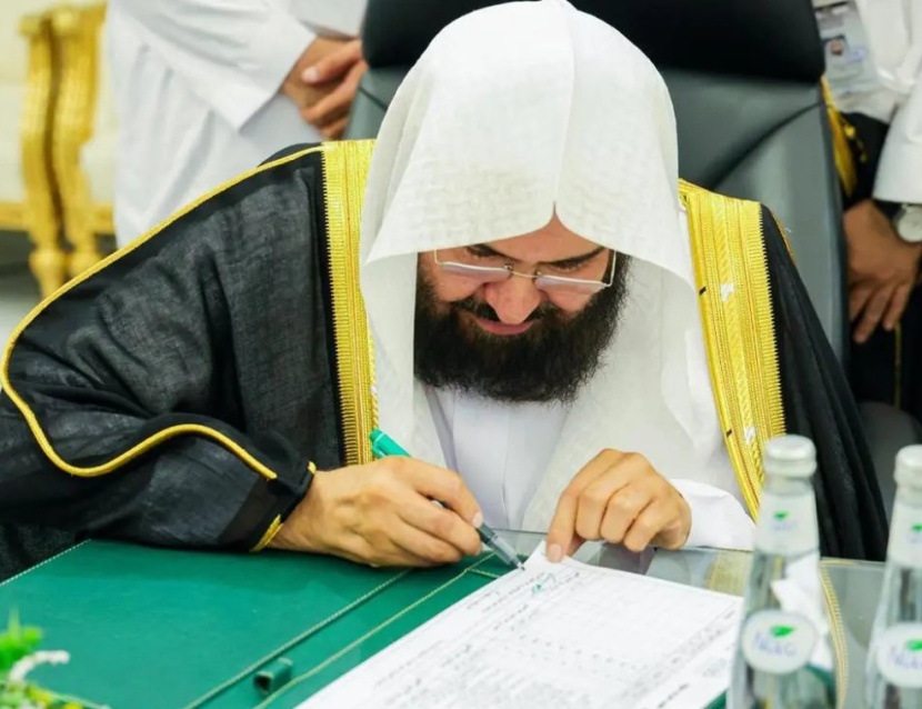 الرئيس العام لشؤون الحرمين يسلم كسوة الكعبة المشرفة لكبير سدنة بيت الله الحرام