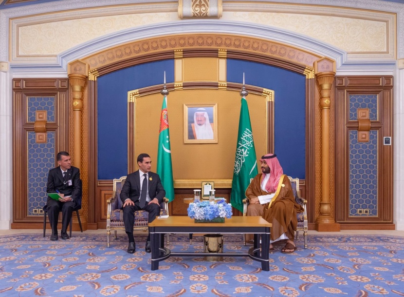 ولي العهد يستعرض مع رئيس تركمانستان العلاقات الثنائية وفرص تطويرها