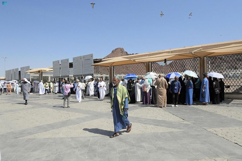 ضيوف برنامج خادم الحرمين الشريفين يزورون المعالم التاريخية في المدينة المنورة