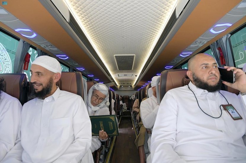 ضيوف برنامج خادم الحرمين الشريفين يزورون المعالم التاريخية في المدينة المنورة