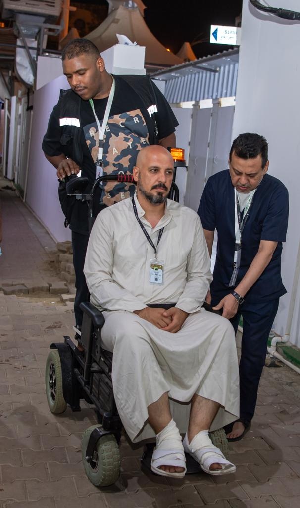 لأول مرة .. أكثر من 100 حاج عربي يستفيدون من مبادرة الكرسي الكهربائي في المشاعر 