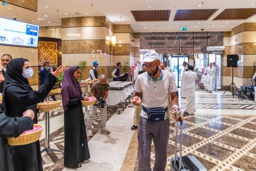 ضيوف الرحمن يتوافدون على المدينة وجدة في طريقهم إلى بلادهم