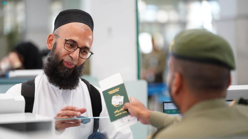 ضيوف الرحمن يتوافدون على المدينة وجدة في طريقهم إلى بلادهم