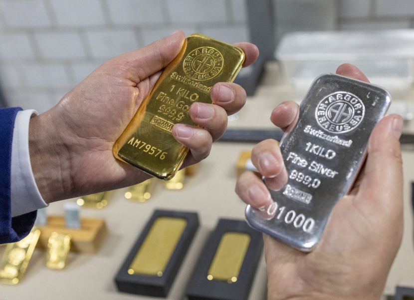 الذهب عند أعلى مستوى في 9 أسابيع مع ضعف الدولار وآمال وقف رفع الفائدة