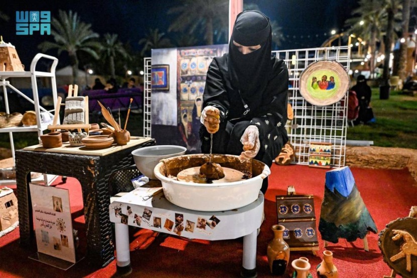فن صناعة الفخار من الطين إلى الإبداع .. في بيت حائل