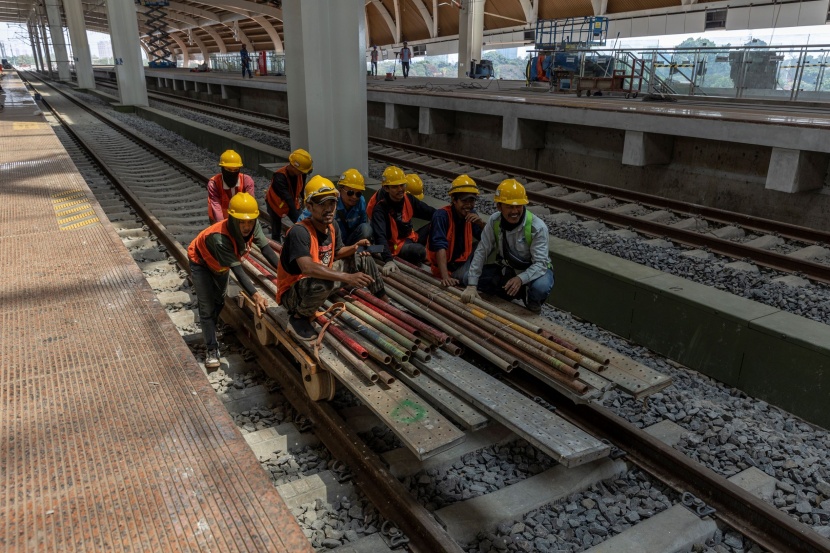 بصناعة صينية .. أول خط سكة حديد فائق السرعة في جنوب شرق آسيا ينطلق من جاكرتا