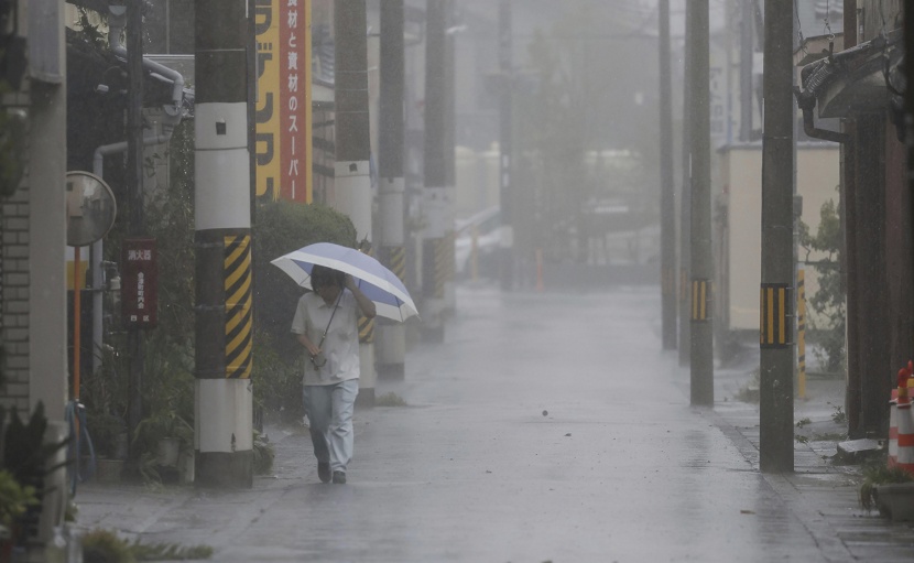 الإعصار "لان" يضرب غرب اليابان ويعطل خدمات النقل