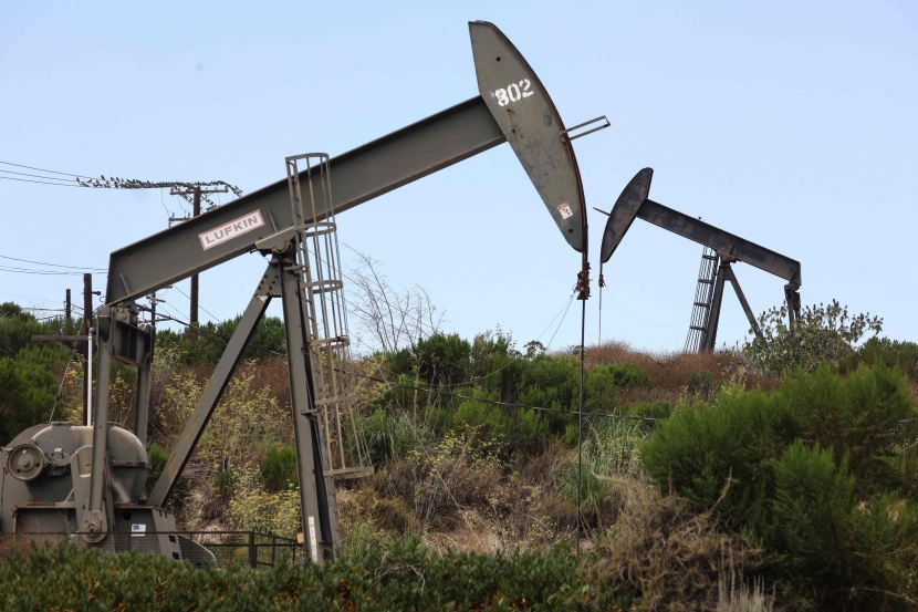 النفط ينخفض 2 % رغم التراجع القياسي للمخزونات الأمريكية